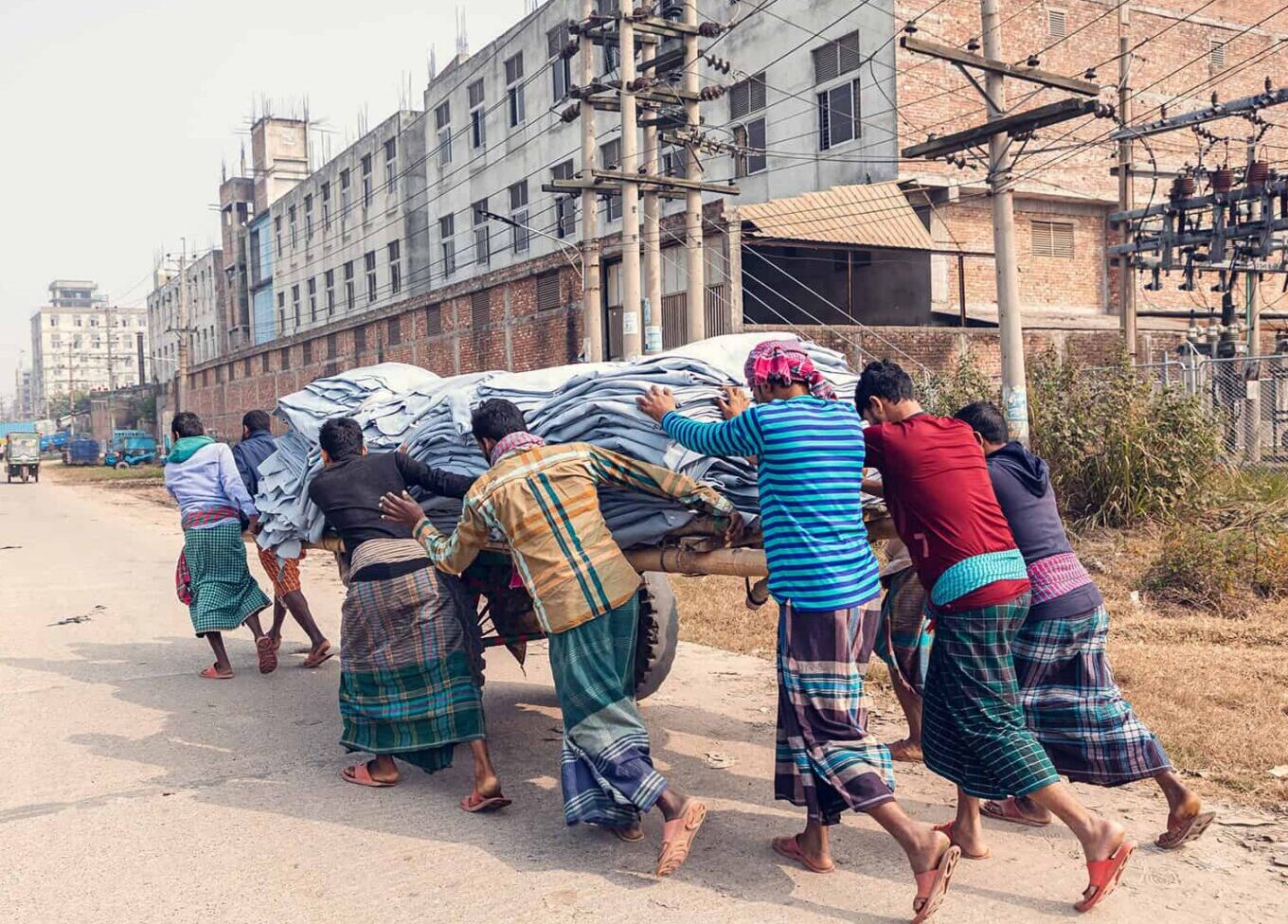 Arbeiter schieben einen Karren mit Lederbahnen in einer Fabrik nahe Dhaka, Bangladesch.